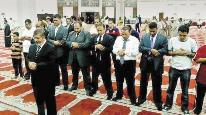 حارس الشاطر أثناء الصلاة خلف د.مرسي
                        