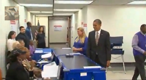 موظفة تطلب بطاقة أوباما للتأكد من بياناته-شاهد رد فعله!