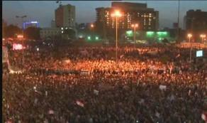 متظاهرى التحرير يطلقون الشماريخ لإيقاظ المتظاهرين