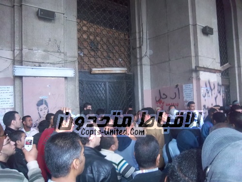 معتصموا التحرير يواصلون غلق مجمع التحرير لليوم الرابع