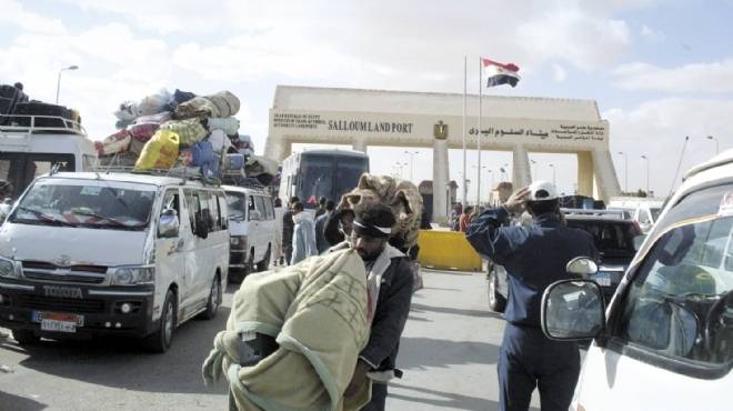 عمال مصريون عائدون من ليبيا بعد ترحيلهم من السلطات