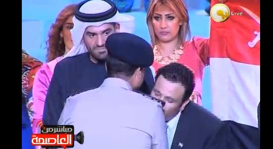 محمد فؤاد يبكى و يقبل نياشين الفريق أول عبد الفتاح السيسى وزير الدفاع. 