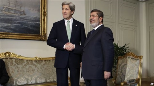 جون كيري وزير الخارجية الأمريكي والرئيس محمد مرسى