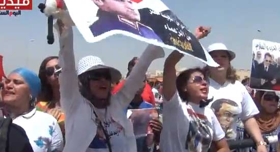 سيدات مبارك يهتفون ضد محامين الحق المدني يسقط كل محامى واطي