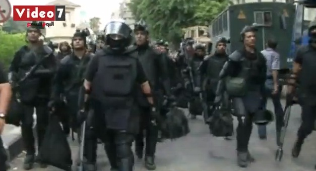 بالفيديو..لقطات ساخنة لمواجهات الشرطة والإخوان فى النهضة