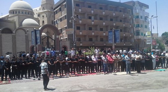 رجال الشرطة واللجان الشعبية بصلاة الجمعة أمام مبنى مطرانية سوهاج