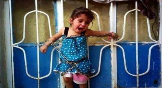 المعارضة السورية تصلب طفلة مسيحية بالجنازير على باب منزلها 
