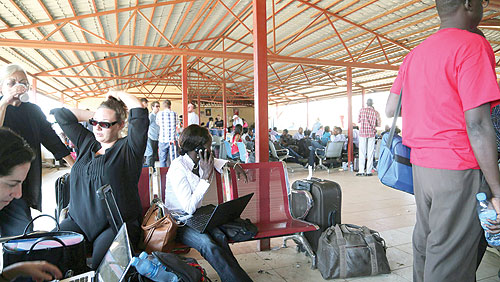 مواطنون من جنوب السودان ورعايا أجانب تدفقوا على مطار العاصمة جوبا فور إعادة فتحه أمس للمغادرة في ظل أوضاع غير مستقرة (رويترز)