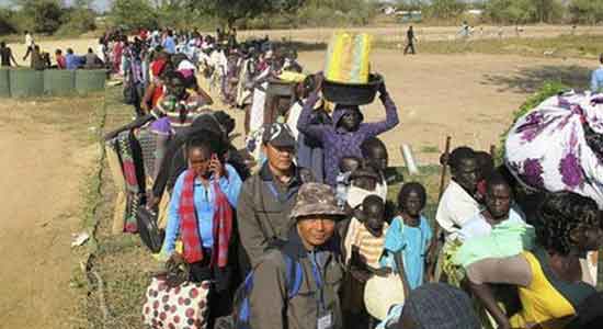 مدنيون يفرون من القتال ويتجهون الى معسكر للأمم المتحدة في بور بجنوب السودان.