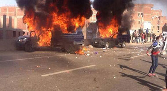 سيارات الشرطة المشتعلة على يد الإخوان