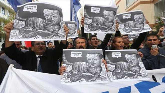 متظاهرون أتراك يرفعون لافتات مسيئة لأردوغان «أ. ف. ب»