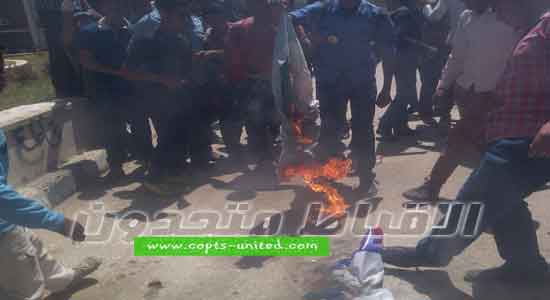 طلاب الإرهابية يحرقوا أعلام حلفاءهم