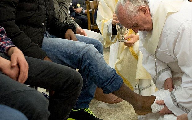 بابا الفاتيكان يغسل أرجل 12 معاق و3 أفارقة ومسلم