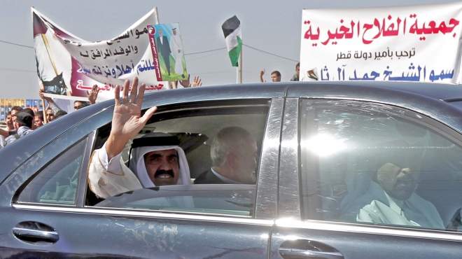 أمير قطر السابق خلال زيارته إلى غزة