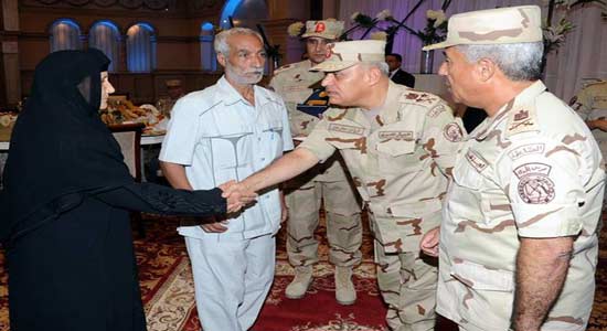وزير الدفاع يكرم أسر شهداء القوات المسلحة