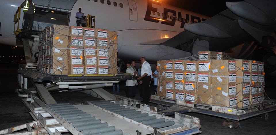  الجيش يرسل 5 آلاف كرتونة غذائية للمصريين العالقين بالحدود التونسية الليبية