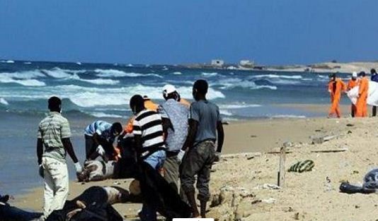 العثور على جثث أفارقة غارقة أثناء هروبهم إلى أوروبا بالشواطئ الليبية