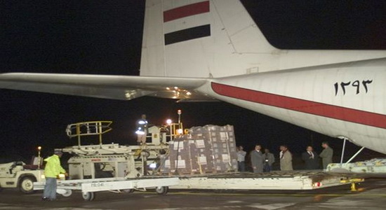 القاهرة ترسل طائرة مساعدات إنسانية إلى السودان