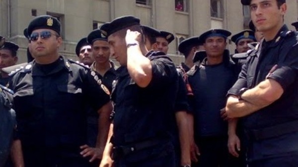  الشرطة تنتظر رأى سلفيين لإعادة شاب قبطي مهجر من عامين بقرية البصرة بالإسكندرية 