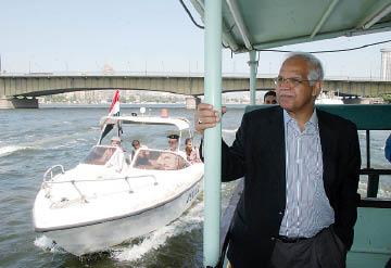 محافظ القاهرة فى جولة بالأتوبيس النهرى