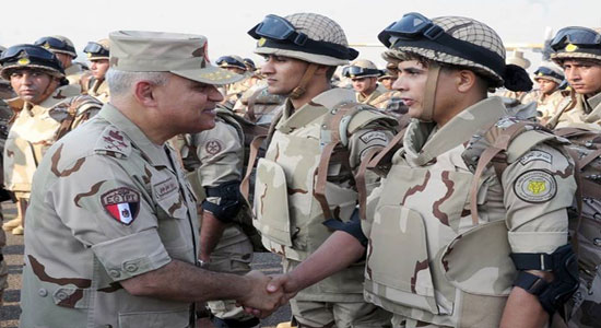 وزير الدفاع يتفقد القوات المصرية المتجهة إلى الإمارات 