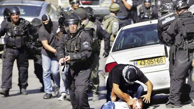 صدامات بين المصلين وقوات الاحتلال الإسرائيلية فى القدس أمس «أ.ف.ب»