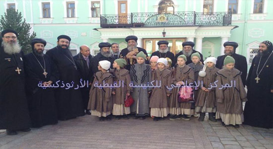 البابا يلتقي بعض الأطفال الروس في دير الثالوث القدوس