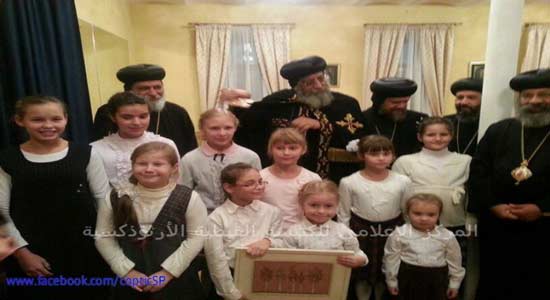 البابا يجلس مع أطفال دير مارثا ومريم في موسكو