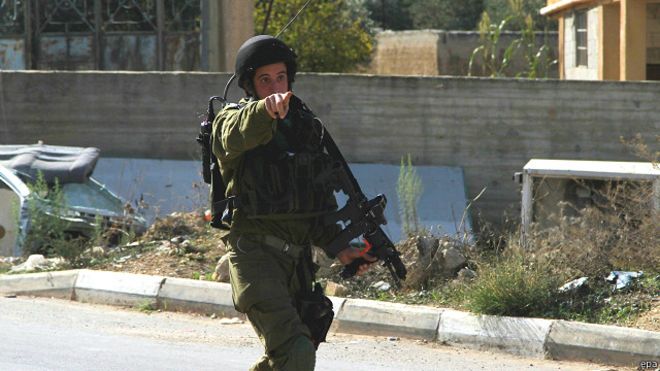 مقتل الشاب الفلسطيني جاء في الوقت الذي تشدد فيه إسرائيل من إجراءاتها الأمنية في المدن الإسرائيلية والفلسطينية بالضفة