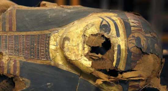 علماء يفتحون تابوتا فرعونيا عمره أكثر من 2500 سنة للمرة الأولى