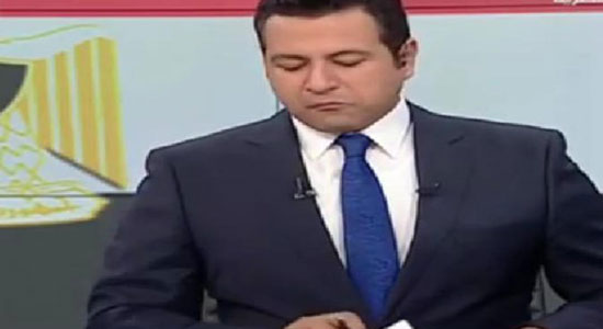 موقف محرج لمذيع التليفزيون المصري في نشرة الأخبار على الهواء