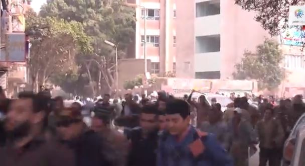 أحد أنصار الإخوان يطلق النيران ببندقية على قوات الأمن في اشتباكات المعادي