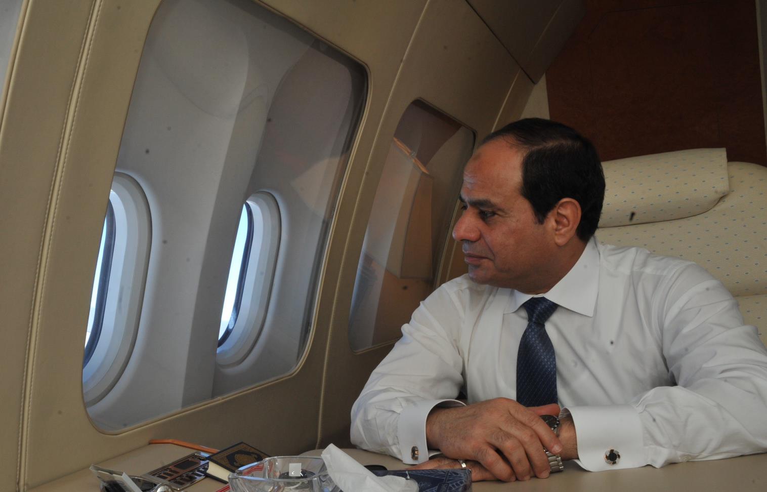 السيسي يطير إلى القاهرة لمتابعة أوضاع العملية الإرهابية في سيناء