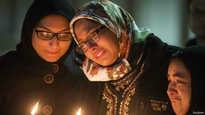  تنظم وقفات احتجاجية على أضواء الشموع عبر أرجاء أمريكا تعاطفا مع الضحايا. 