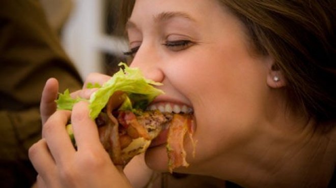 هل ادمان الطعام يعد مرضاً نفسياً؟