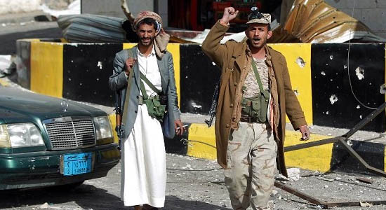 مقاتلان حوثيان امام مبنى قريب من المقر الرئاسي في صنعاء