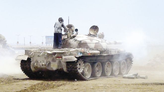 مقاتلون مناصرون للرئيس اليمنى بعد المواجهات مع قوات «الحوثى»