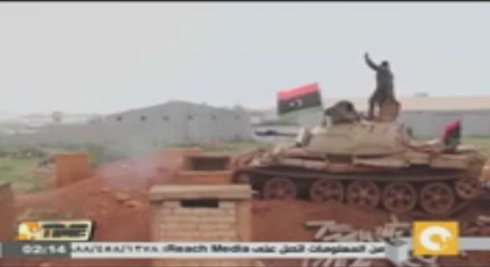 بالفيديو..إصابة 10 مدنيين جراء اندلاع اشتباكات بين الجيش الليبي وميليشيا ثوار بنغازي