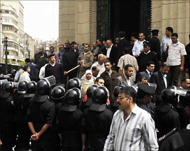 صورة أرشيفية لأحد الوقفات الاحتجاجية أمام دار القضاء العالي للافراج عن المعتقلين بشكل تعسفي