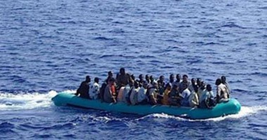 قارب لمهاجرين غير شرعيين