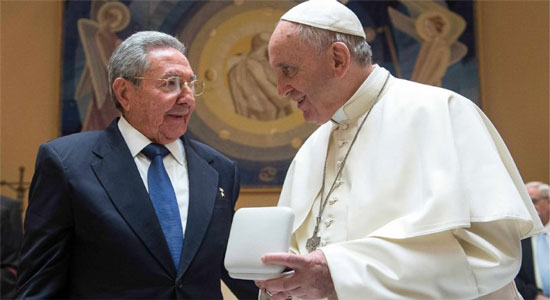 راؤول كاسترو مع البابا فرانسيس