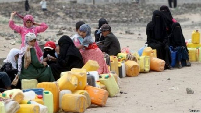 سكان العاصمة صنعاء يعانون من ندرة مياه الشرب