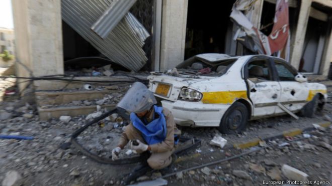 خبير متفجرات يتفقد شظايا لصاروخ محطم قرب موقع للحوثيين بعد غارات لمقاتلات التحالف على مخازن أسلحة للحرس الجمهوري في صنعاء