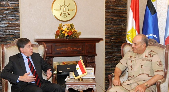 مدير عام القوة متعددة الجنسيات يشيد بجهود القوات المسلحة في سيناء
