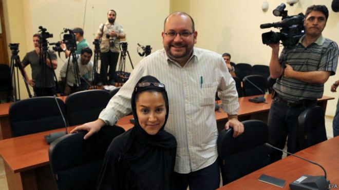  صورة التقطت لرضائيان وزوجته الإيرانية في قاعة المؤتمرات الصحفية في وزارة الخارجية الإيرانية عام 2013. 