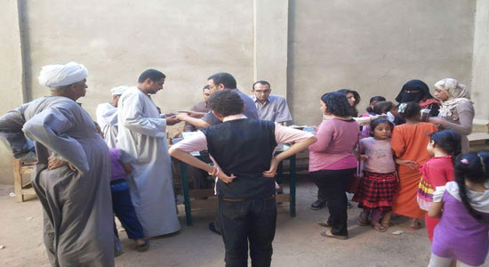 كنيسة دشنا تنظم قافلة طبية لمسلمى وأقباط قرية أبو مناع