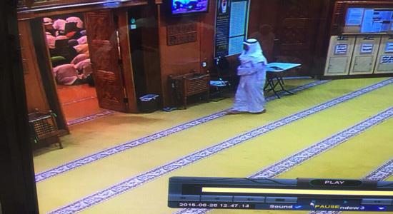 لحظة دخول انتحاري تفجير الكويت إلى مسجد الإمام الصادق