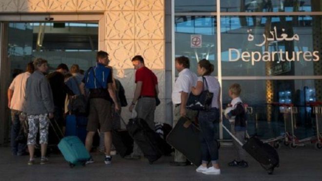  اصطف السائحون أمام المطار لمغادرة تونس 