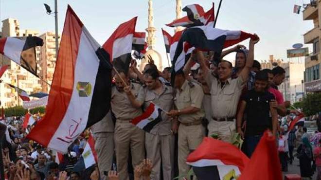 قوات من الجيش تحتفل مع المتظاهرين فى 30 يونيو