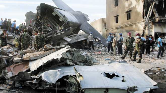 حطام الطائرة الإندونيسية بعد سقوطها «أ.ف.ب»